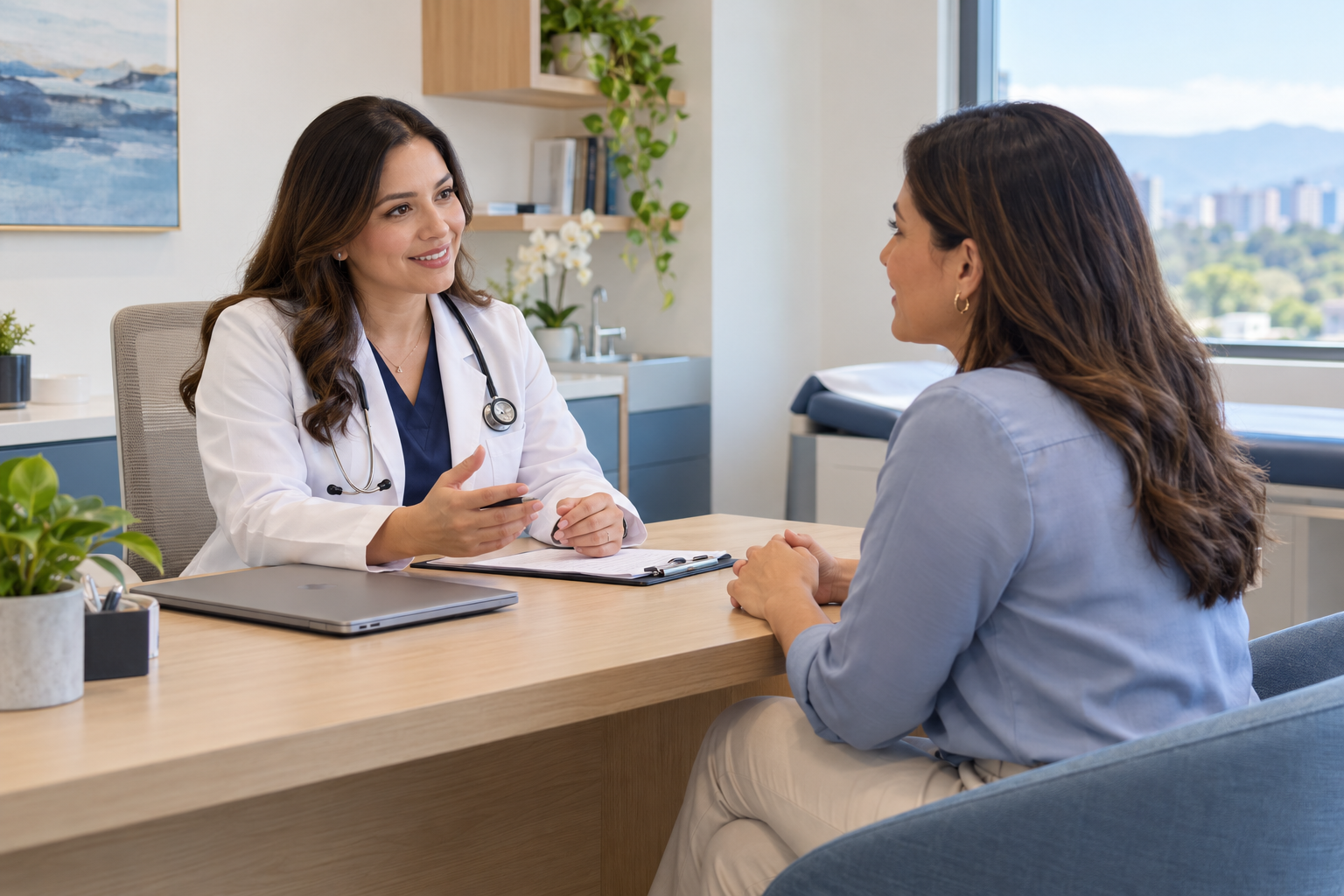 Doctora y paciente conversando en un consultorio moderno y luminoso